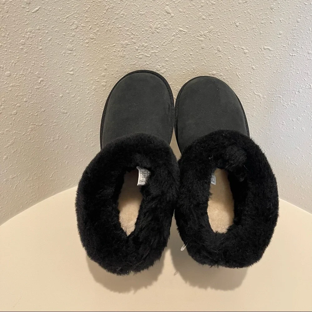 UGG Women’s Short Fluff Black Ankle Boots Size 6 NWT